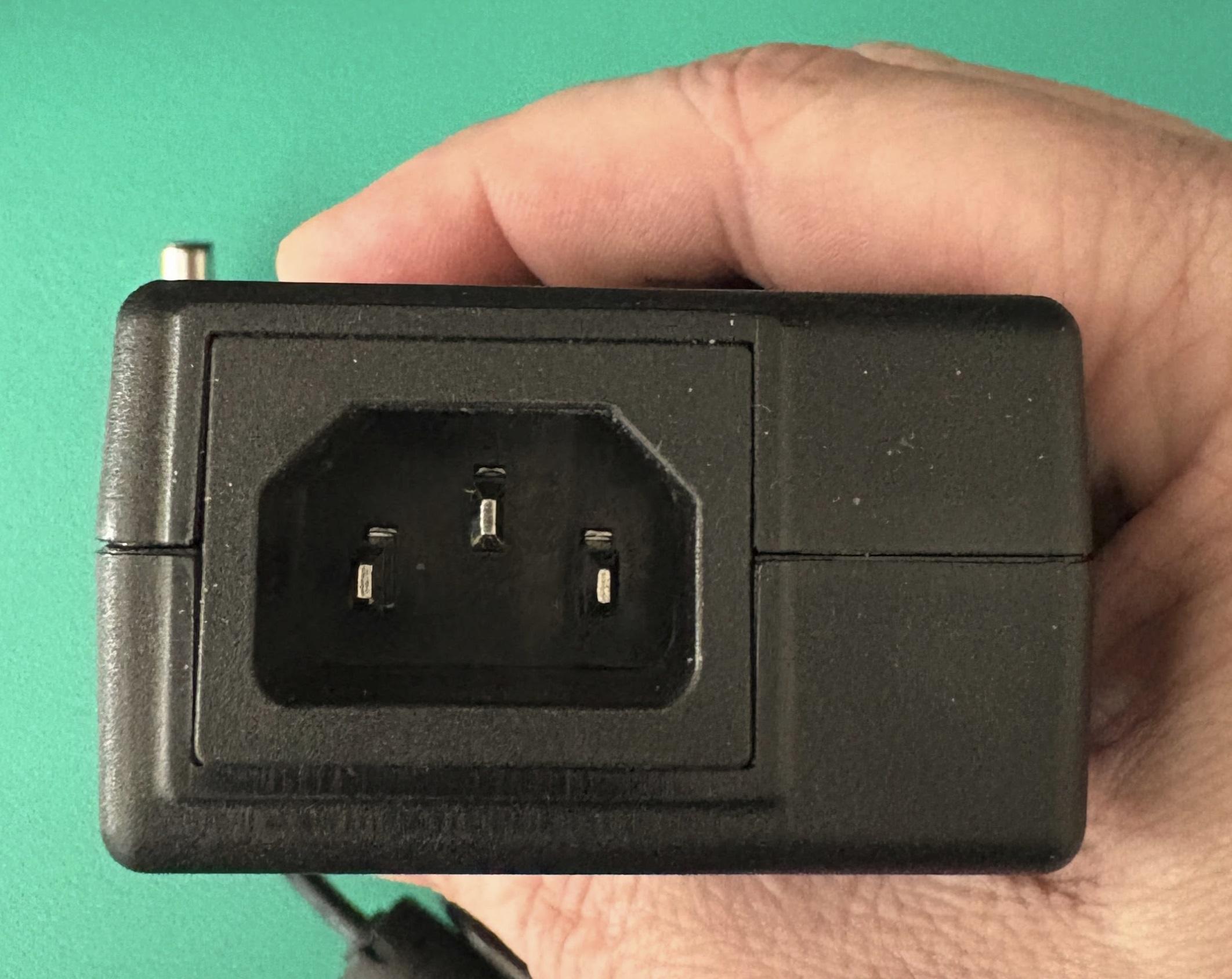 TBT4-HUB3C power adapter inlet