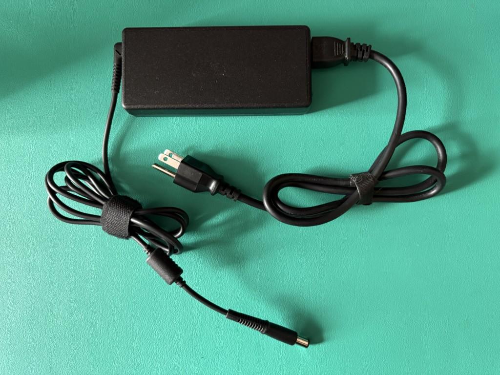 tbt4_udz_power_adapter_label_hidden_resized